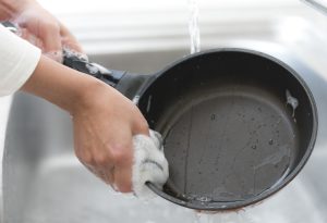 از بین بردن چربی ظروف تفلون